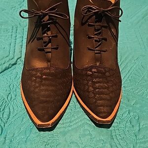 Free People black leather, textured pointy toe side zip ankle bootie. 39. 8/8.5.